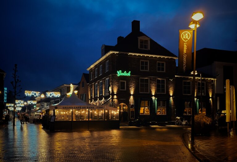 Grand Café De Bank met Waterstraat op de achtergrond bij donkere winteravond.