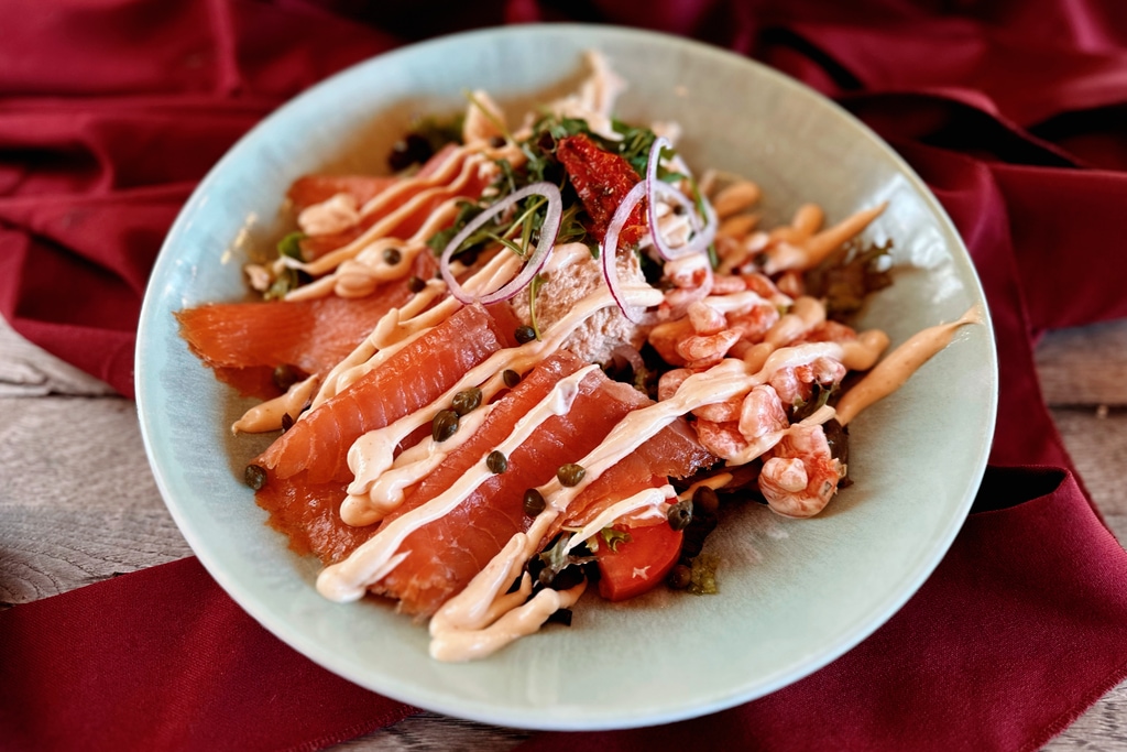 Salade met zalm, gerookte forel, garnalen & tonijnsalade